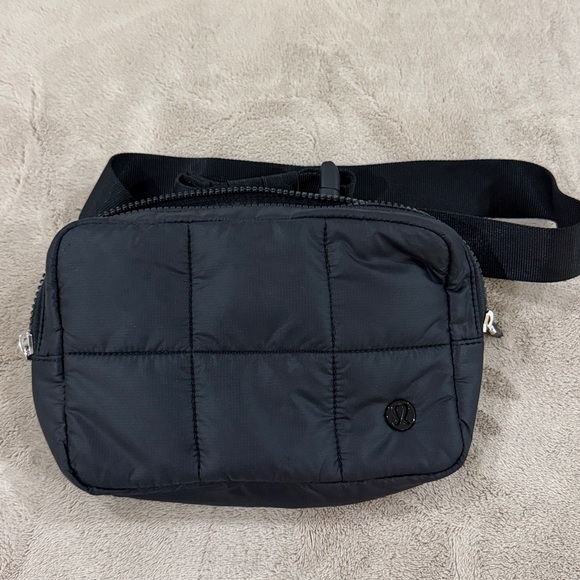 lululemon athletica Quilted Grid Belt Bag 1.5L - Black - Picture 2 of 4